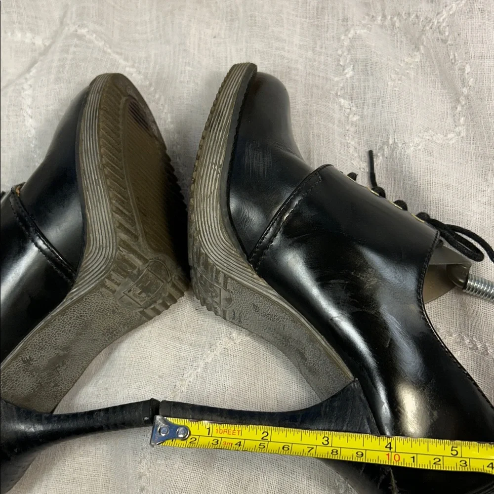 Dr Martens almost NEW leather lace up heels
